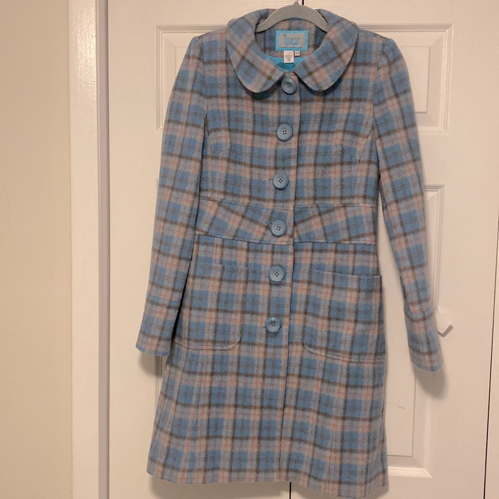 CLASSIC and super stylish, on trend women’s wool coat size small.